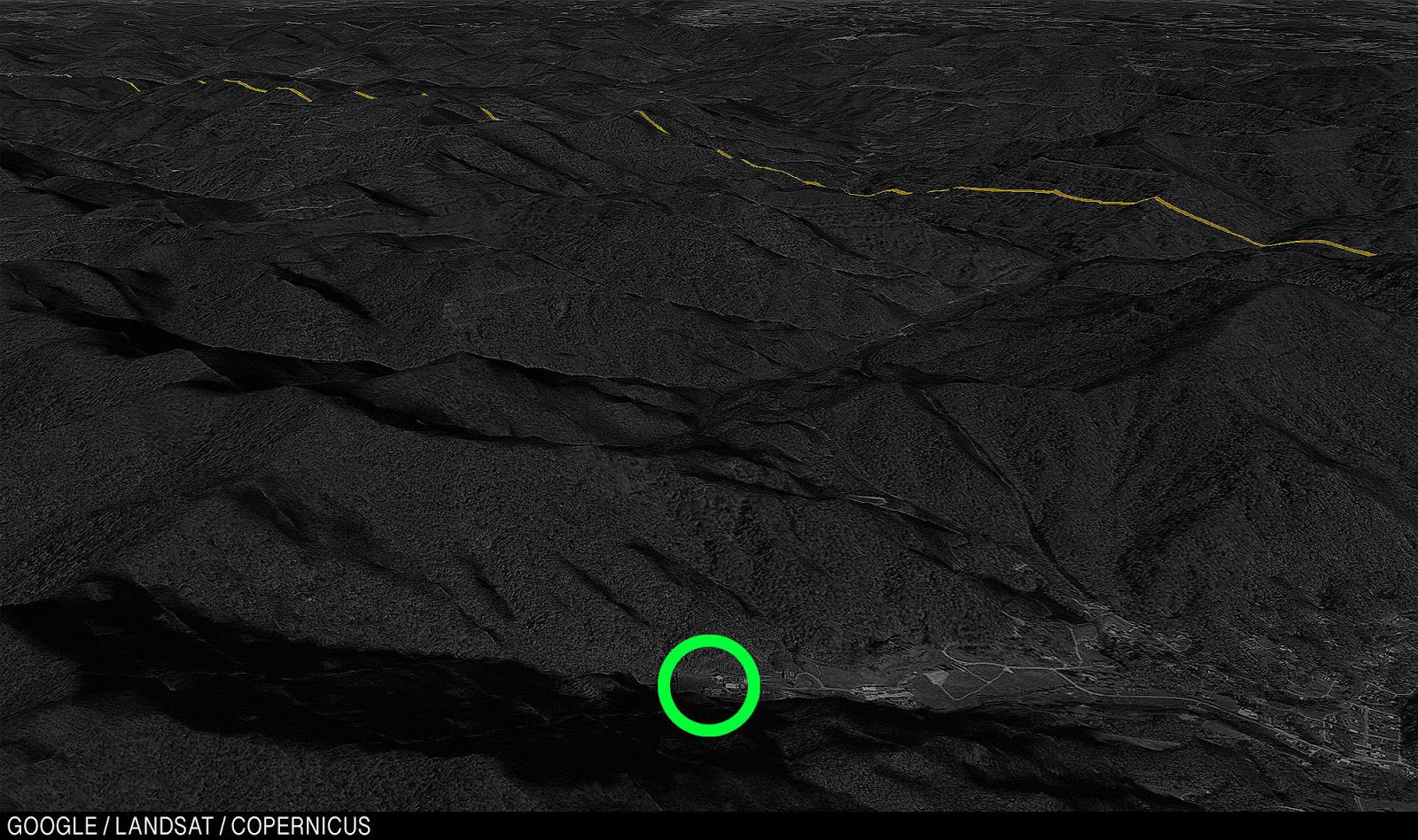 Государственная тюрьма Браши-Маунтин неподалёку от поля Технологического института Джорджии.