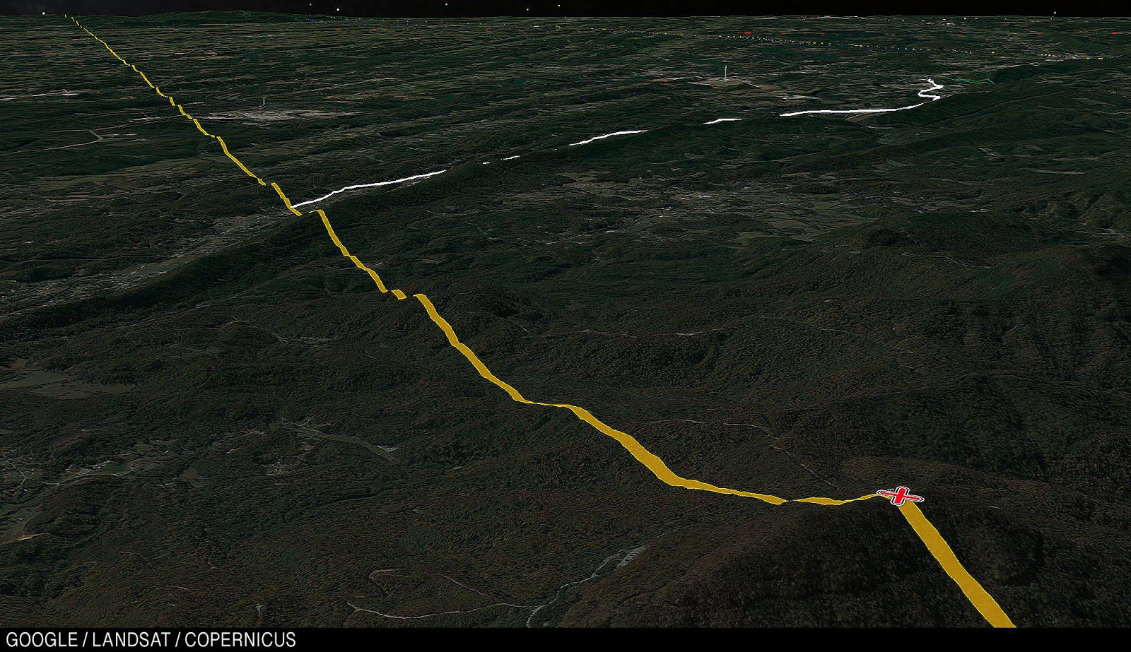 Ник в холмах, на небольшом расстоянии от рельсов.