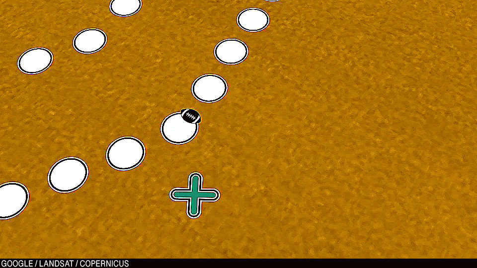 Анимация: Валентина освобождает мяч, подхватывает его и в одиночку убегает.