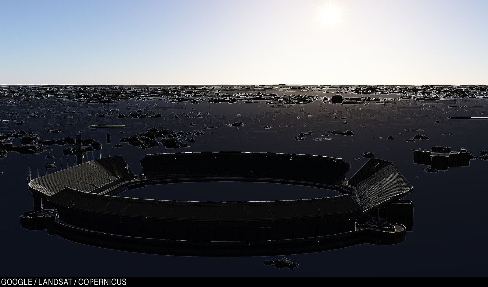 Над водой выступает верх стадиона Брайанта — Денни, старого дома команды Алабамы.