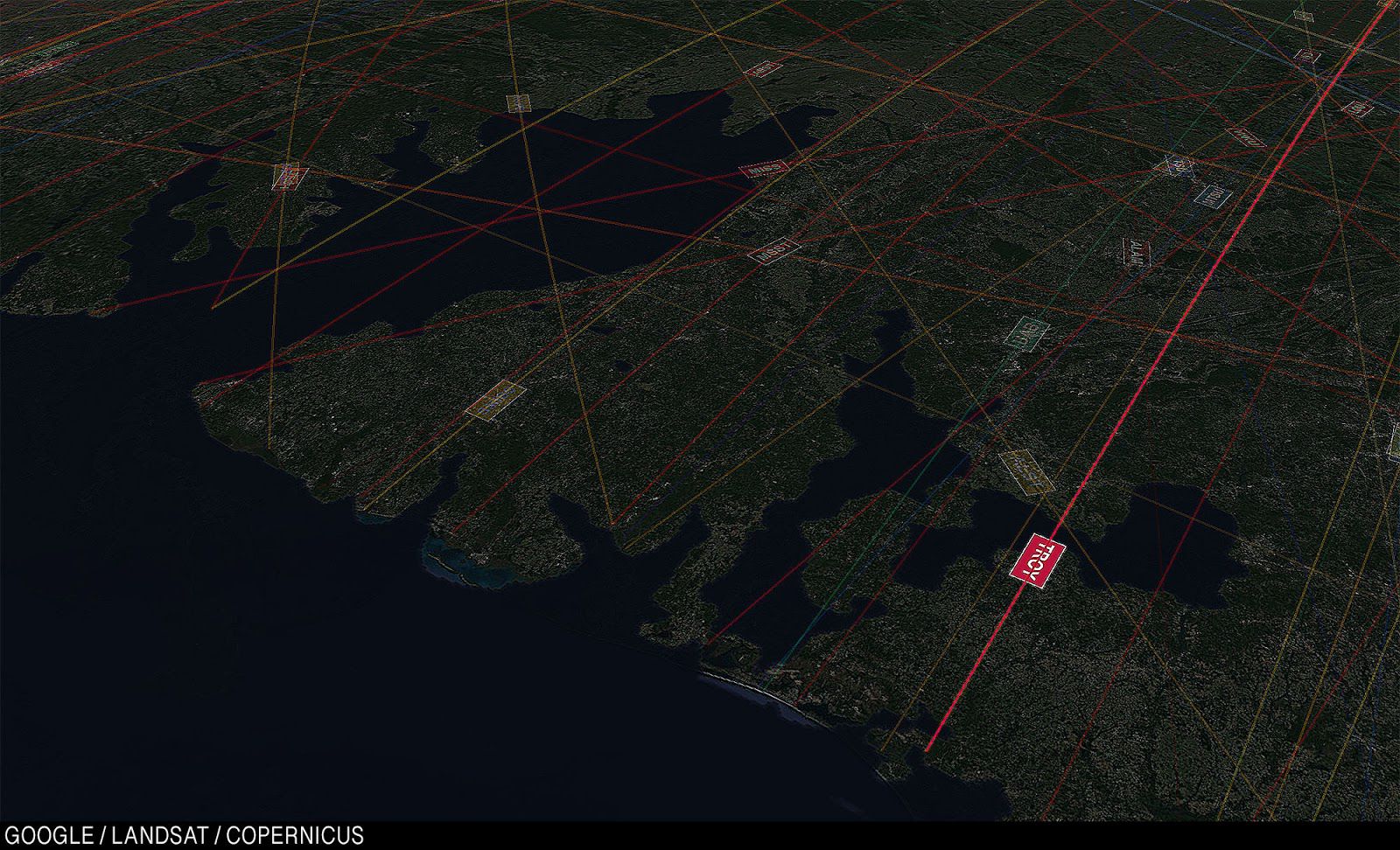 Вид сверху на поле Тройского университета. Видно, что невозможно попасть на другое поле, не пересекая озеро.
