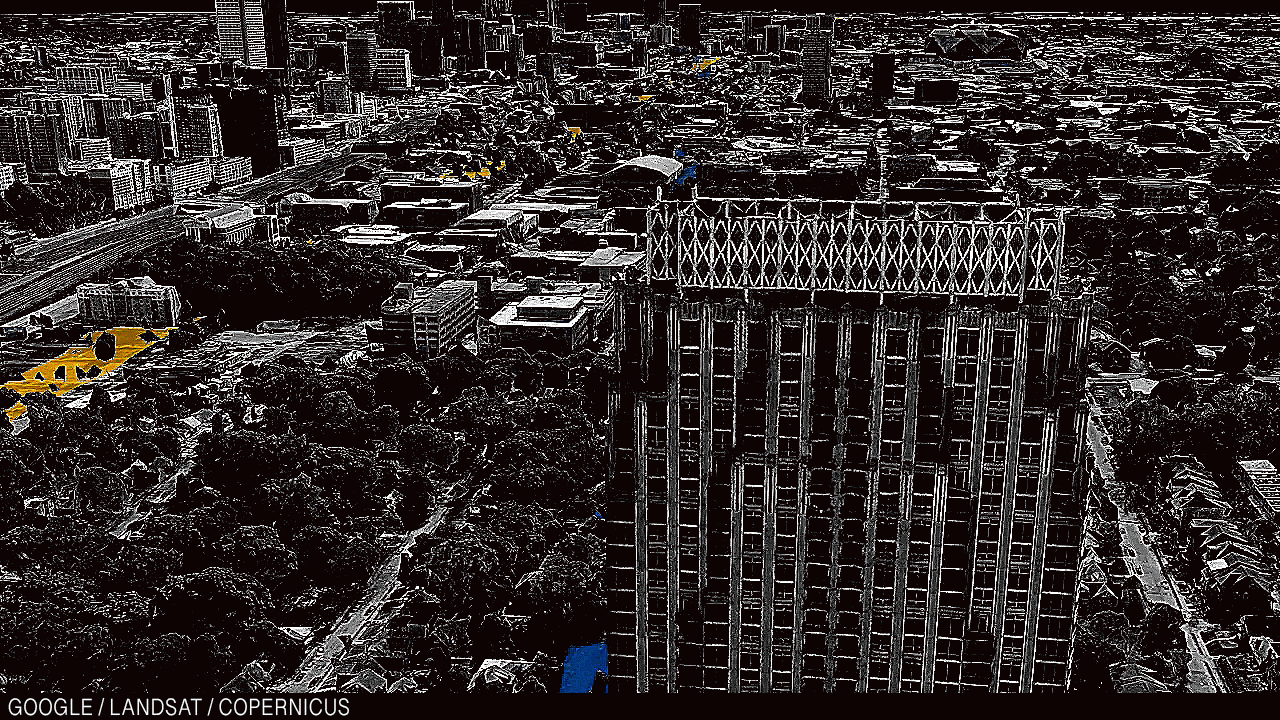 В одном из зданий студгородка Технологического зажигается свет.