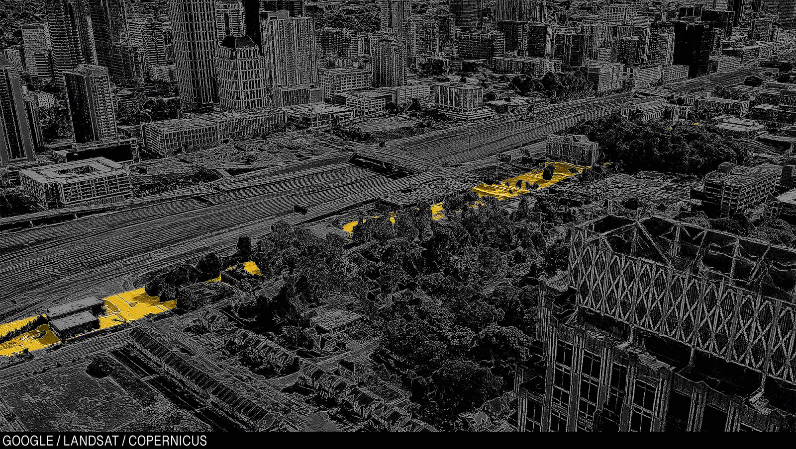 Игрок продолжает движение на юг по полю Технологического института Джорджии.