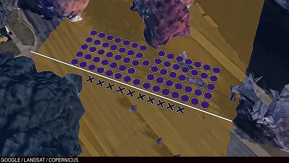 Анимация: камера поднимается и показывает, что на близлежащей крыше прячется игрок Южной Джорджии.