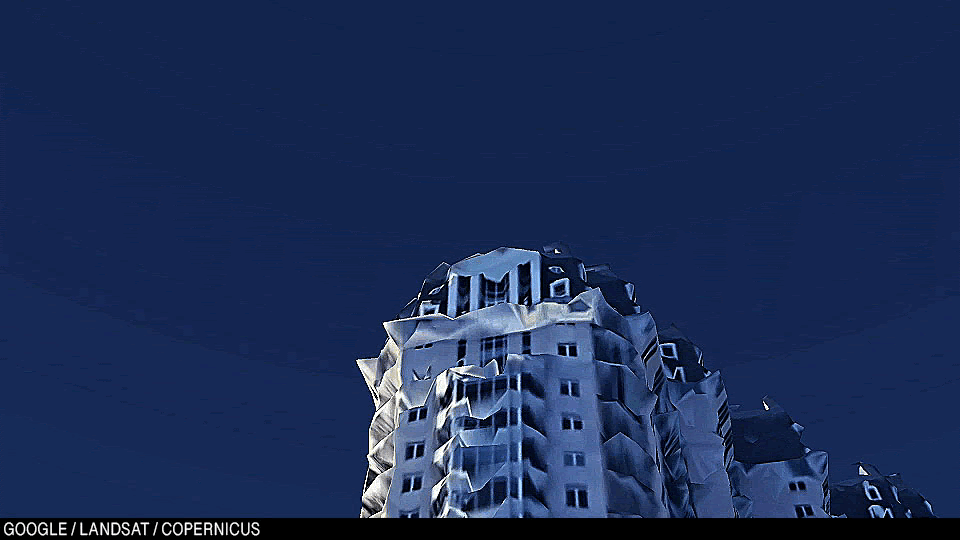 Анимация от лица квотербека ТХУ: игрок Южной Джорджии прыгает с крыши прямо на него. Далее камера следует за игроками — они оба вместе с мячом падают в ручей.