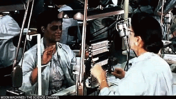 Анимация: на видео две женщины шьют память на магнитных сердечниках.