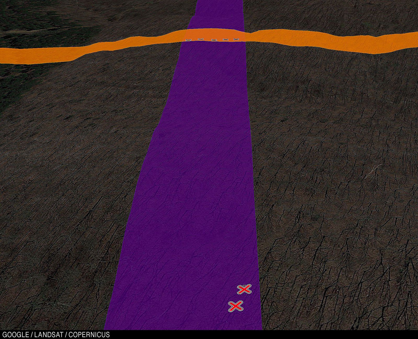 Ник и Мэнни крупным планом, пять игроков штата Оклахома поодаль.