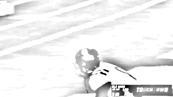 Анимация: легендарные кадры матча между Университетом штата Миссисипи и Миссисипским в 2019 году. Ресивер Элайджа Мур отмечает тачдаун, подняв одну ногу и притворяясь, что писает по-собачьи.