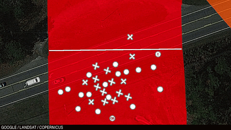 Анимация: квотербек Джорджии бросает мяч, и тот приземляется в кузов грузовика, который пересекает поле и продолжает ехать на север.