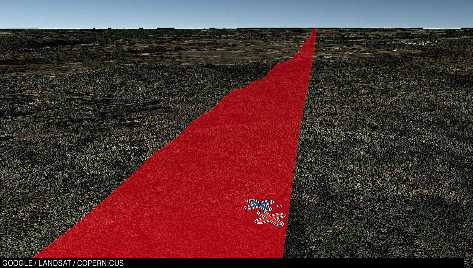 Чак и Моника идут по полю, не подозревая, что мяч прямо у их ног.