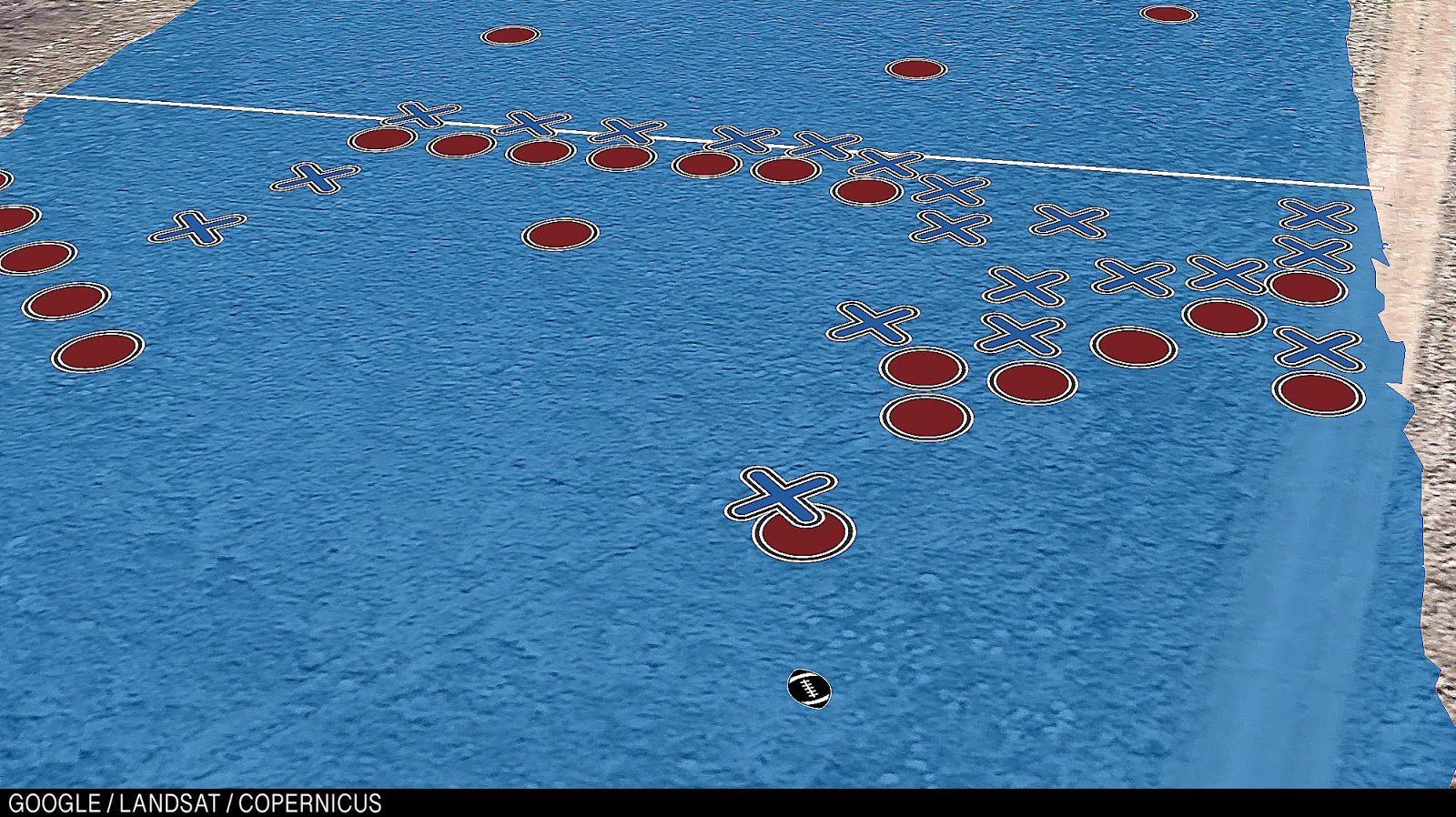 Чак захватывает квотербека и отбирает у него мяч.