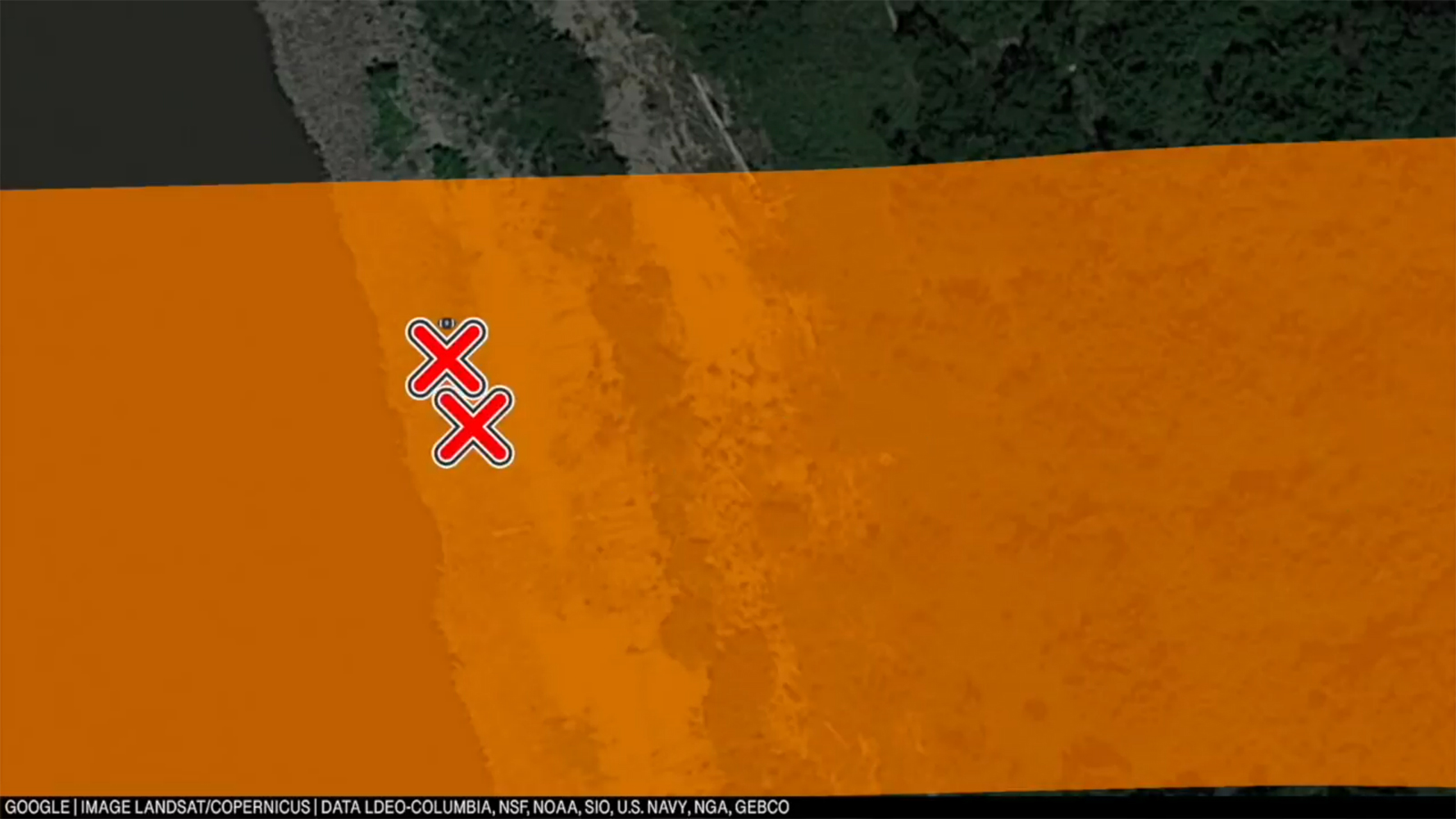 Ник и Мэнни с мячами сидят на берегу.